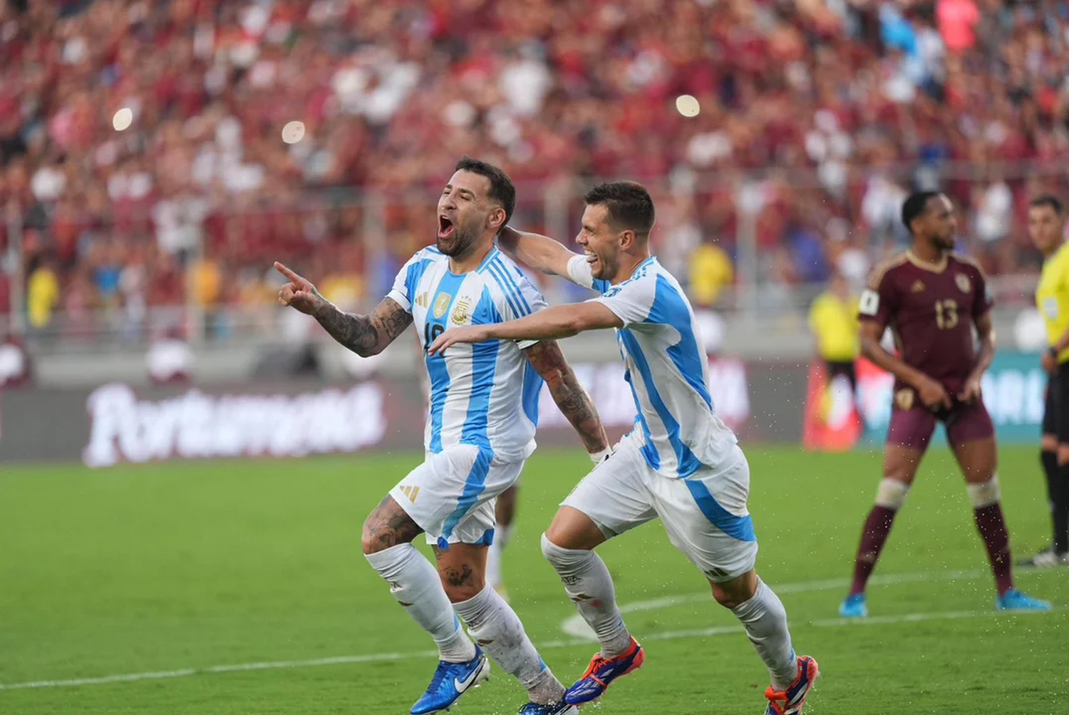 Otamendi celebra su gol ante Venezuela junto a Lo Celso