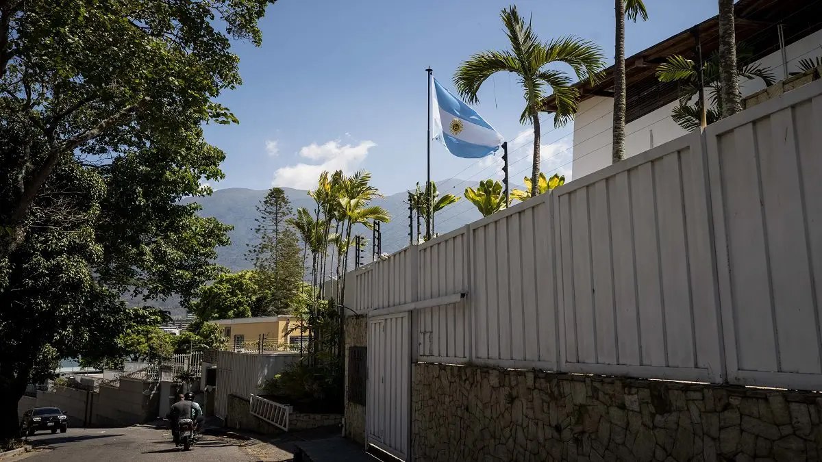 NI SIQUIERA LOS DEJARON VIAJAR: frenan envío de «gendarmes» argentinos para cuidar la embajada en Caracas