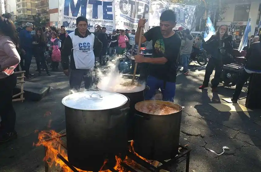 Jornada nacional de protestas con 14 ollas populares en Mar del Plata 