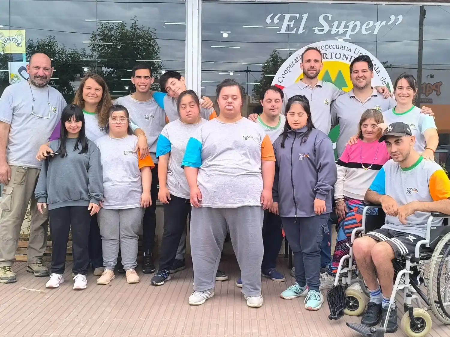 Equipo completo. Los chicos del CERE de Elortondo junto al personal del supermercado con quienes vienen trabajando / crédito Javier Galimberti