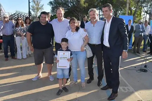 Frigerio y Bordet entregaron 350 casas financiadas por provincia y Nación 