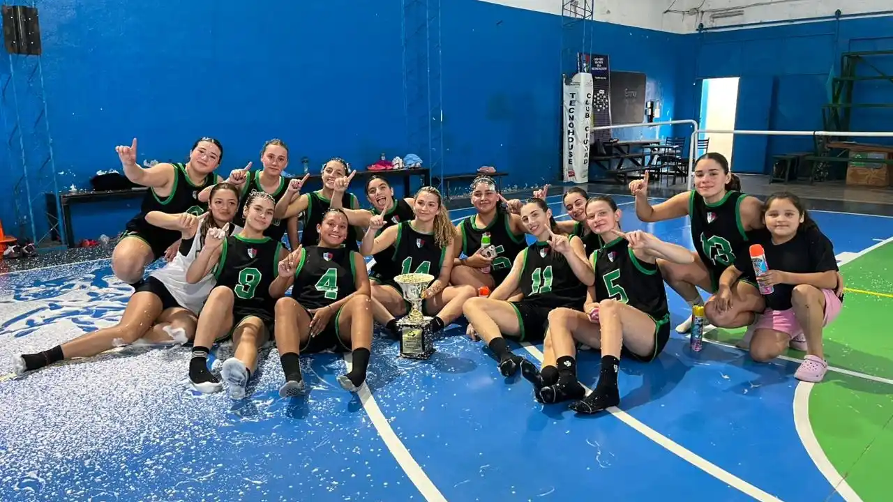 El festejo de las chicas U21 de Ciudad tras el título. Foto: Fabián Gallego