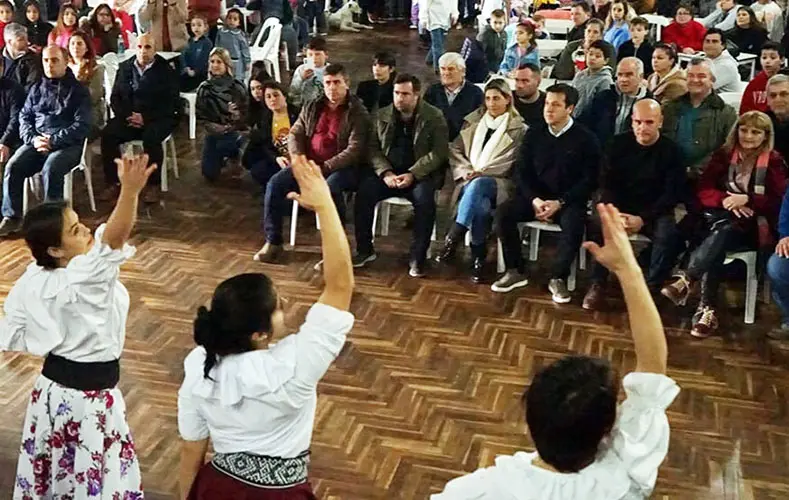 Claraz. Bailes y torta de cumpleaños