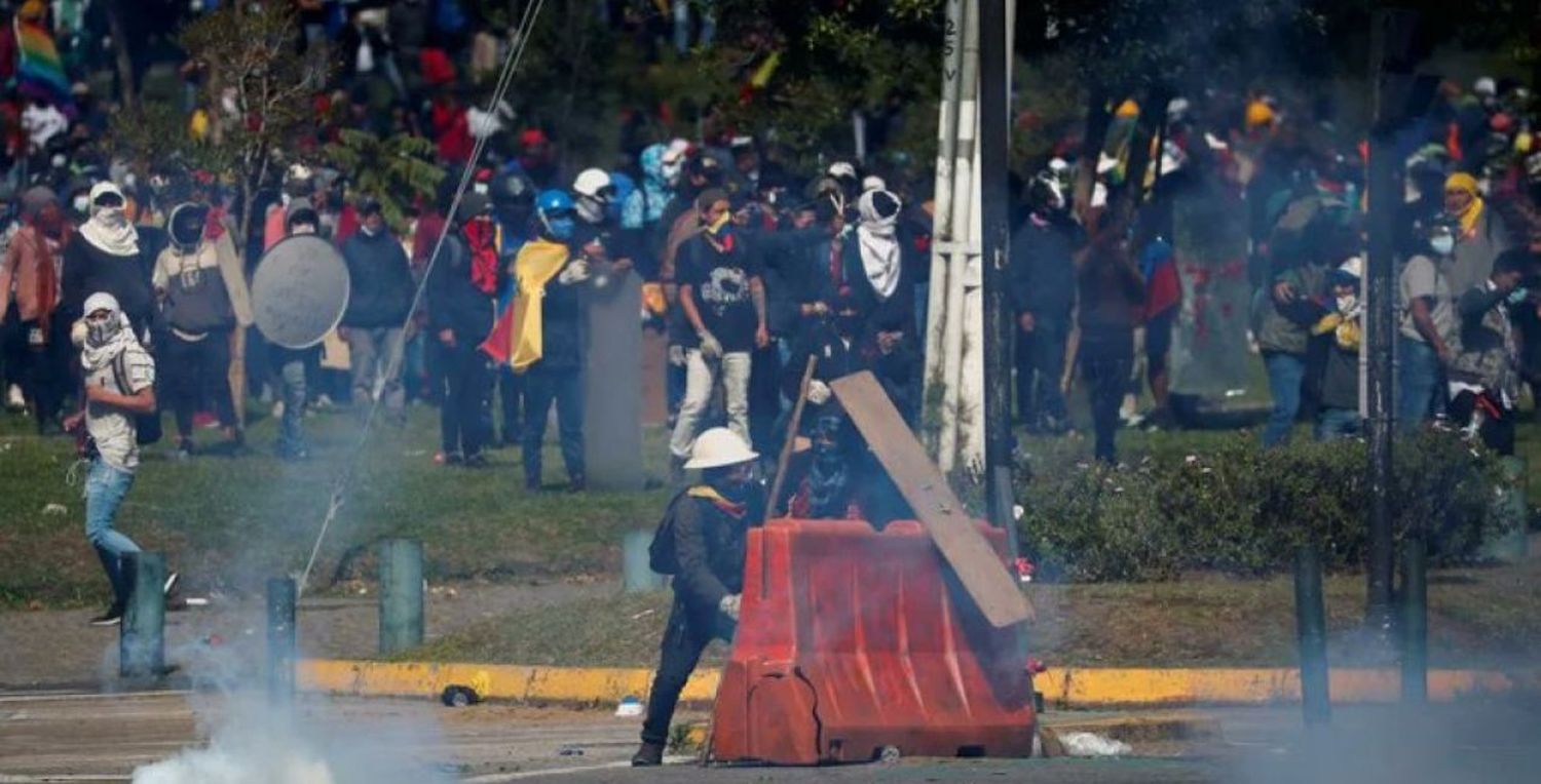 Ecuador: la policía reprimió a miles de indígenas que intentaron entrar al Congreso