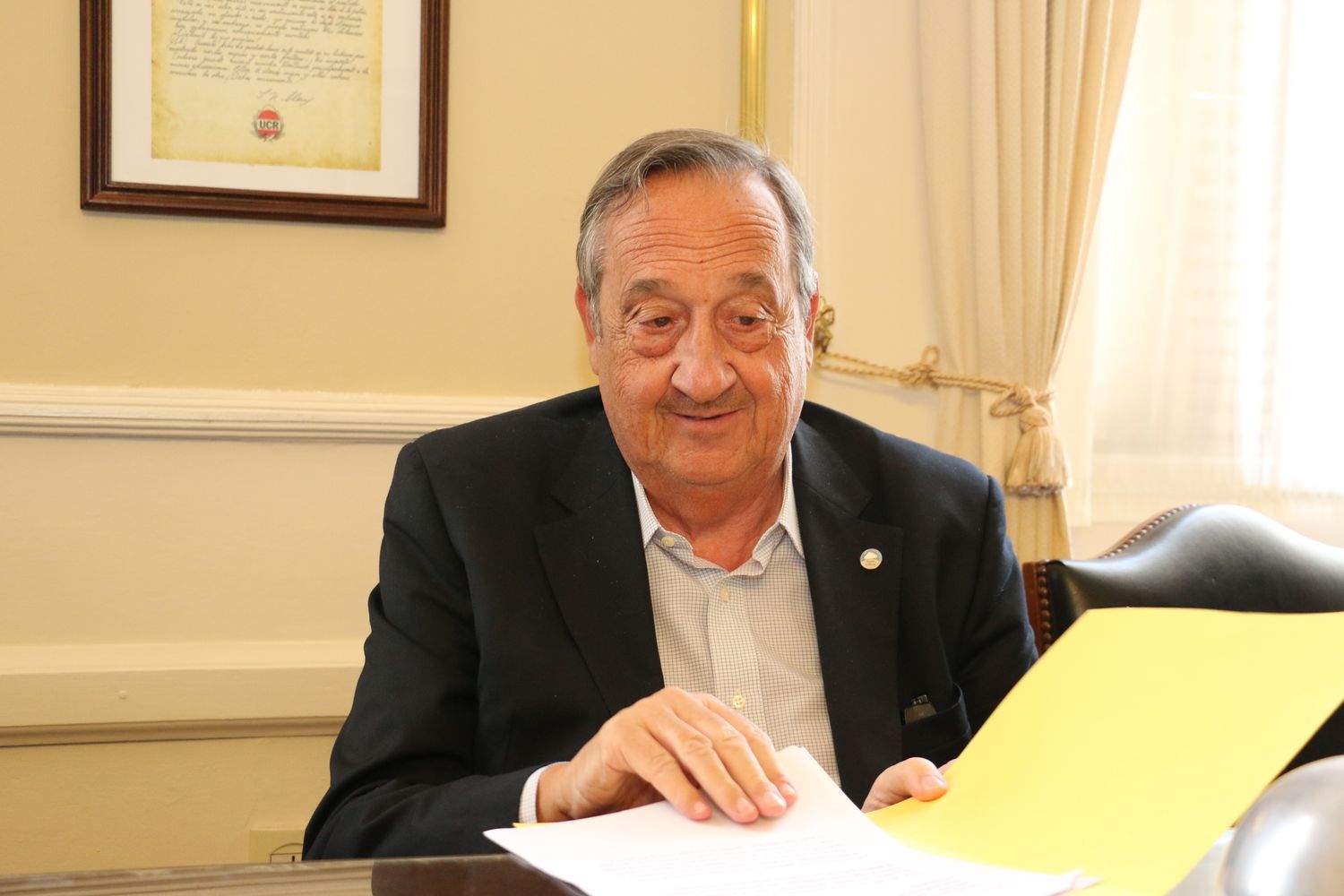 Lunghi autorizó aumento salarial del 12% para el personal político