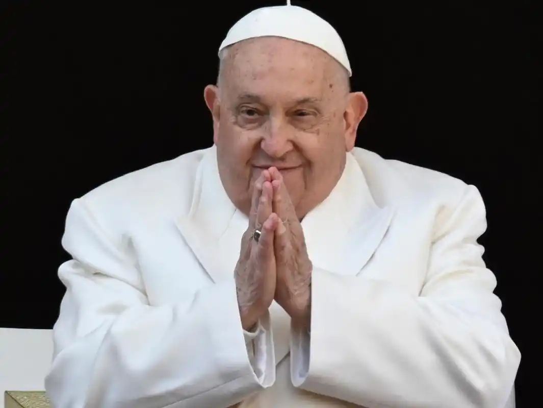 Papa Francisco. El mundo reza por él.