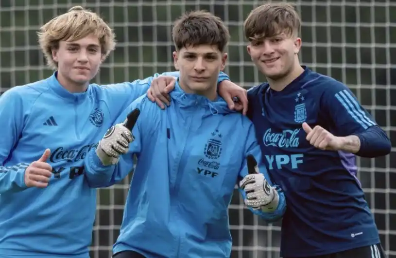 De Martis con sus compañeros en la práctica (FOTO: AFA)