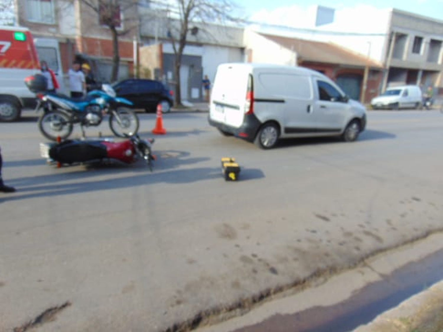 Fuerte choque entre utilitario y moto con un joven trasladado al Hospital Gutiérrez 