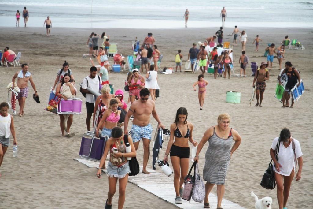Un calorón de casi 40º llenó la playa y el avance de las nubes la vació