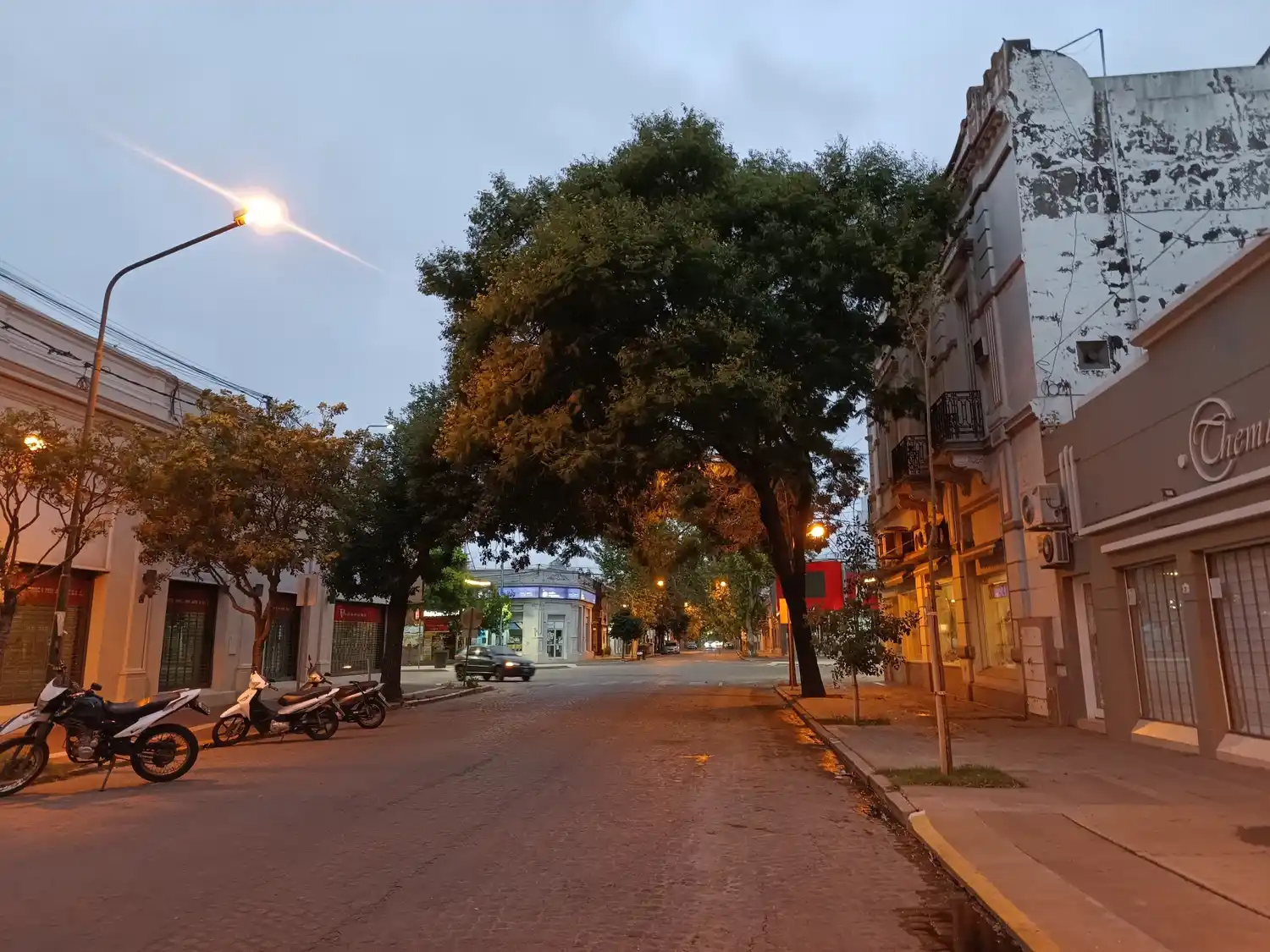 Jornada con cielo mayormente nublado y baja posibilidad de tormentas aisladas