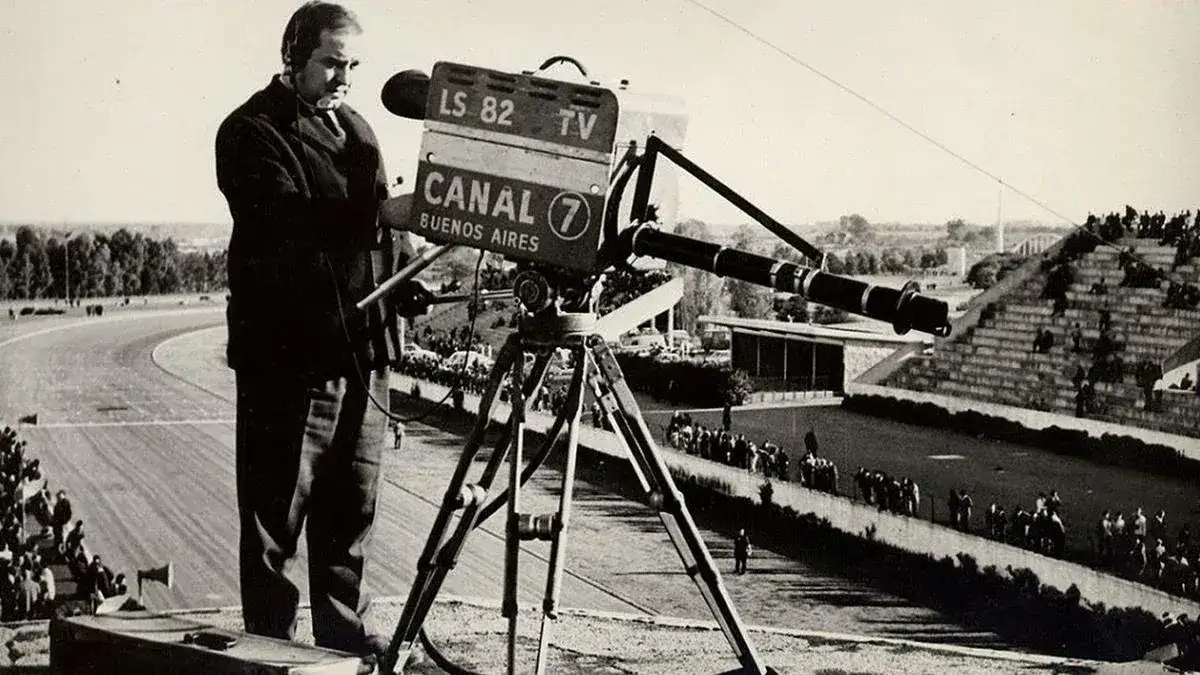 La historia comenzó en 1951, cuando Canal 7, actualmente conocido como la Televisión Pública, transmitió desde Plaza de Mayo el acto por el Día de la Lealtad Peronista.