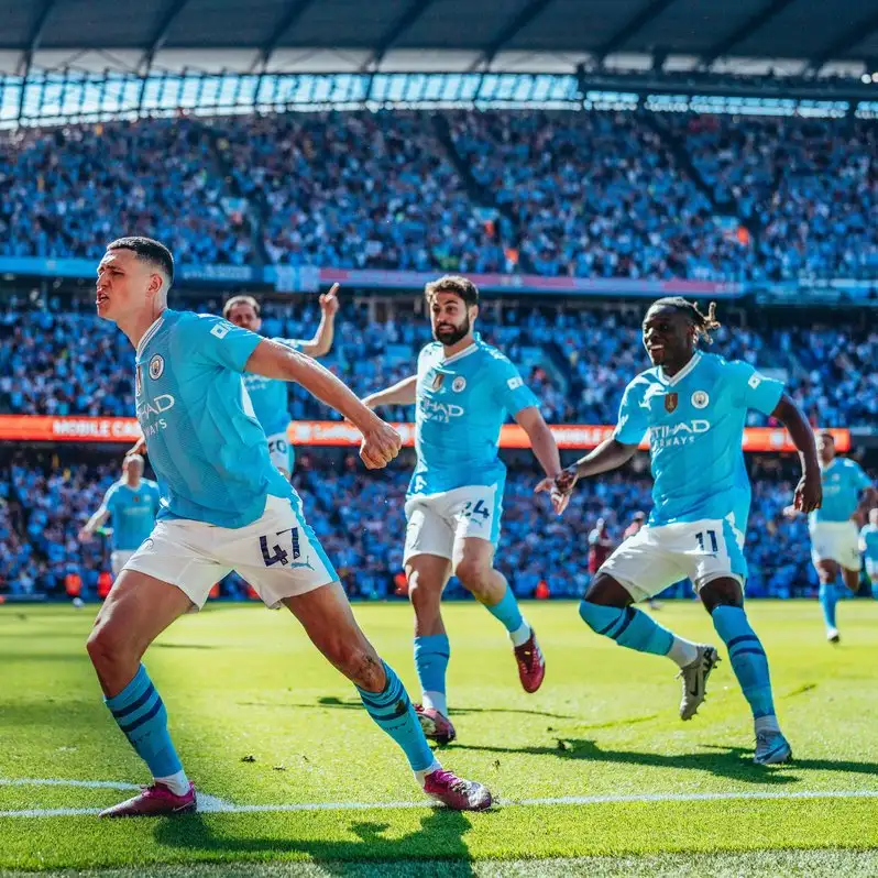 Foden, Gvardiol y Doku celebran el primer tanto del partido.