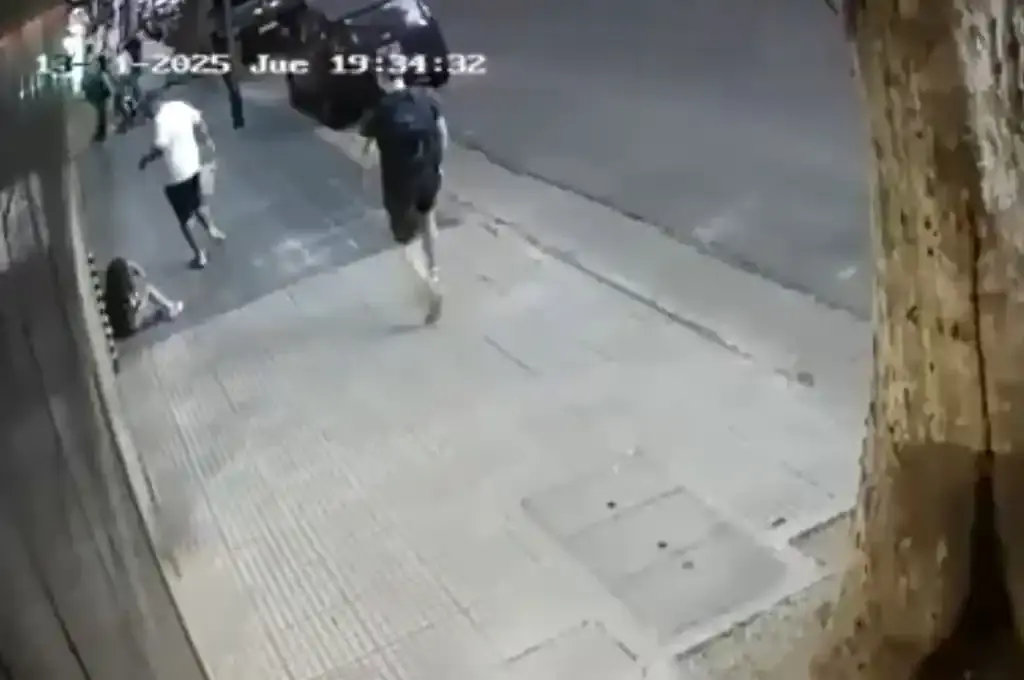 VIDEO | Brutal ataque: un hombre agredió a una nena de 6 años a metros de su madre y siguió caminando como si nada