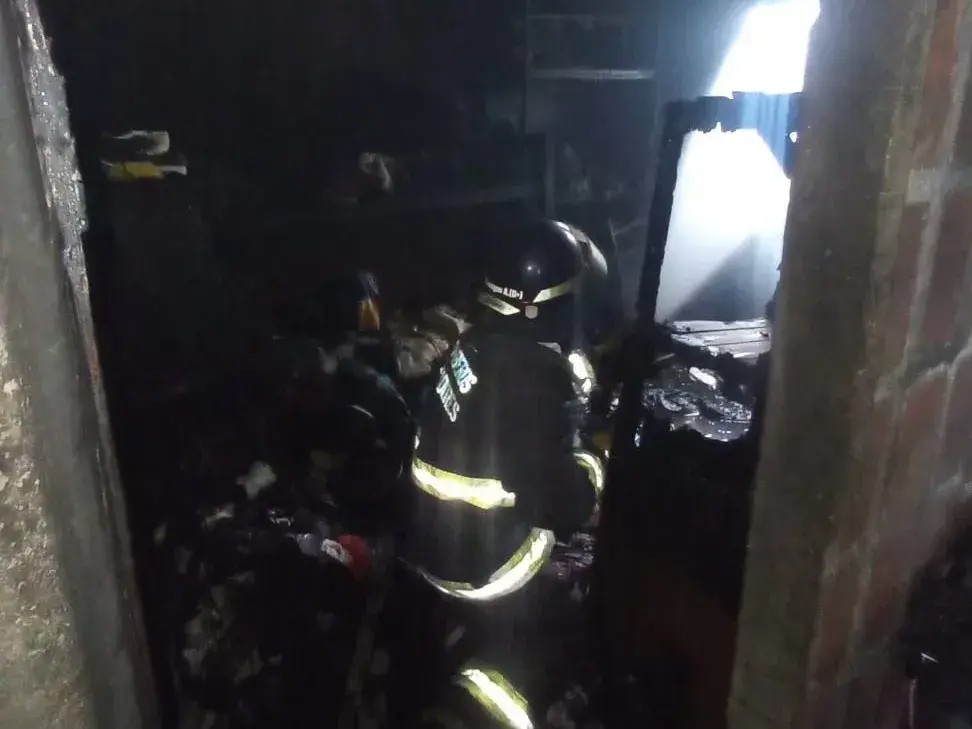 Grave incendio: dejó una vivienda con daños totales y afectó una casa lindante