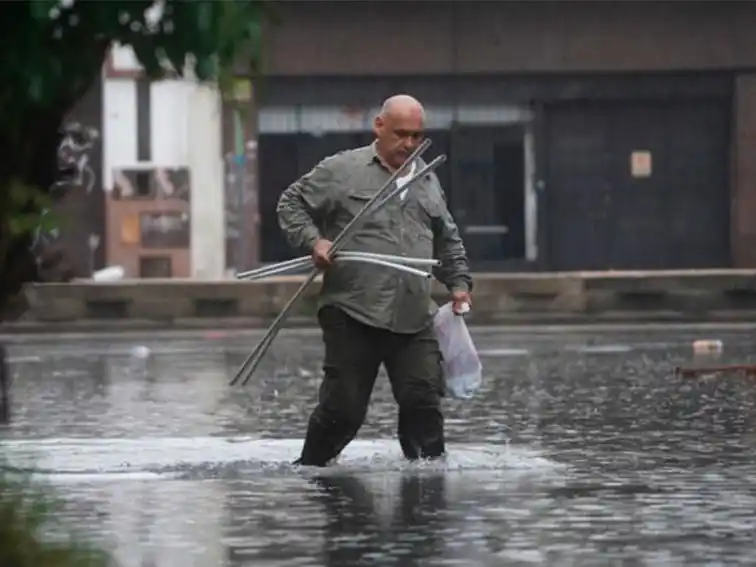 Temporal sin precedentes en Buenos Aires: más de mil evacuados, rutas cortadas y alerta por nuevas lluvias