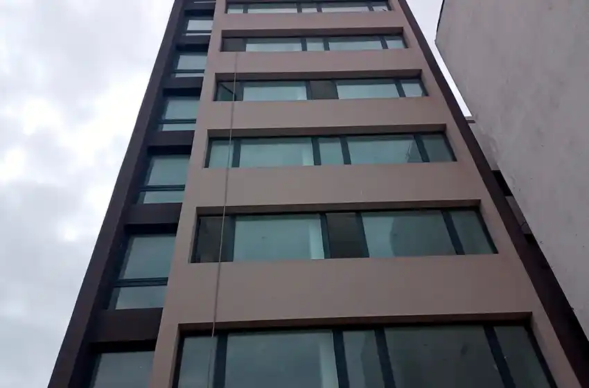 Un obrero cayó desde un quinto piso