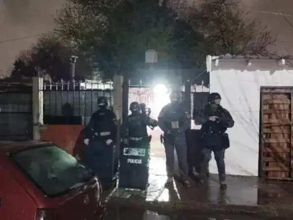 Un chico de 16 años terminó detenido por balear a un joven durante una pelea barrial