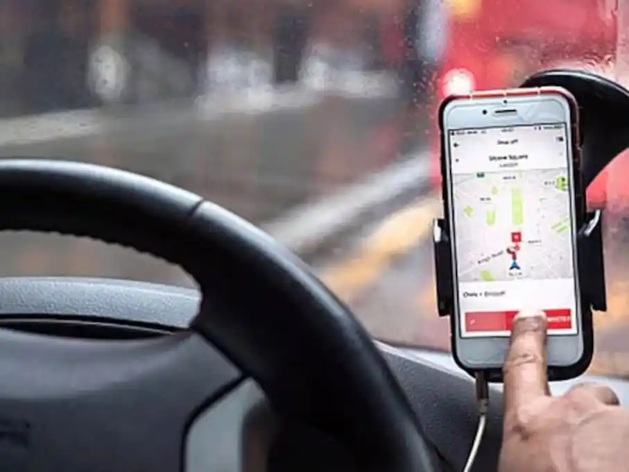 Un conductor de una app atacó a golpes a una mujer.