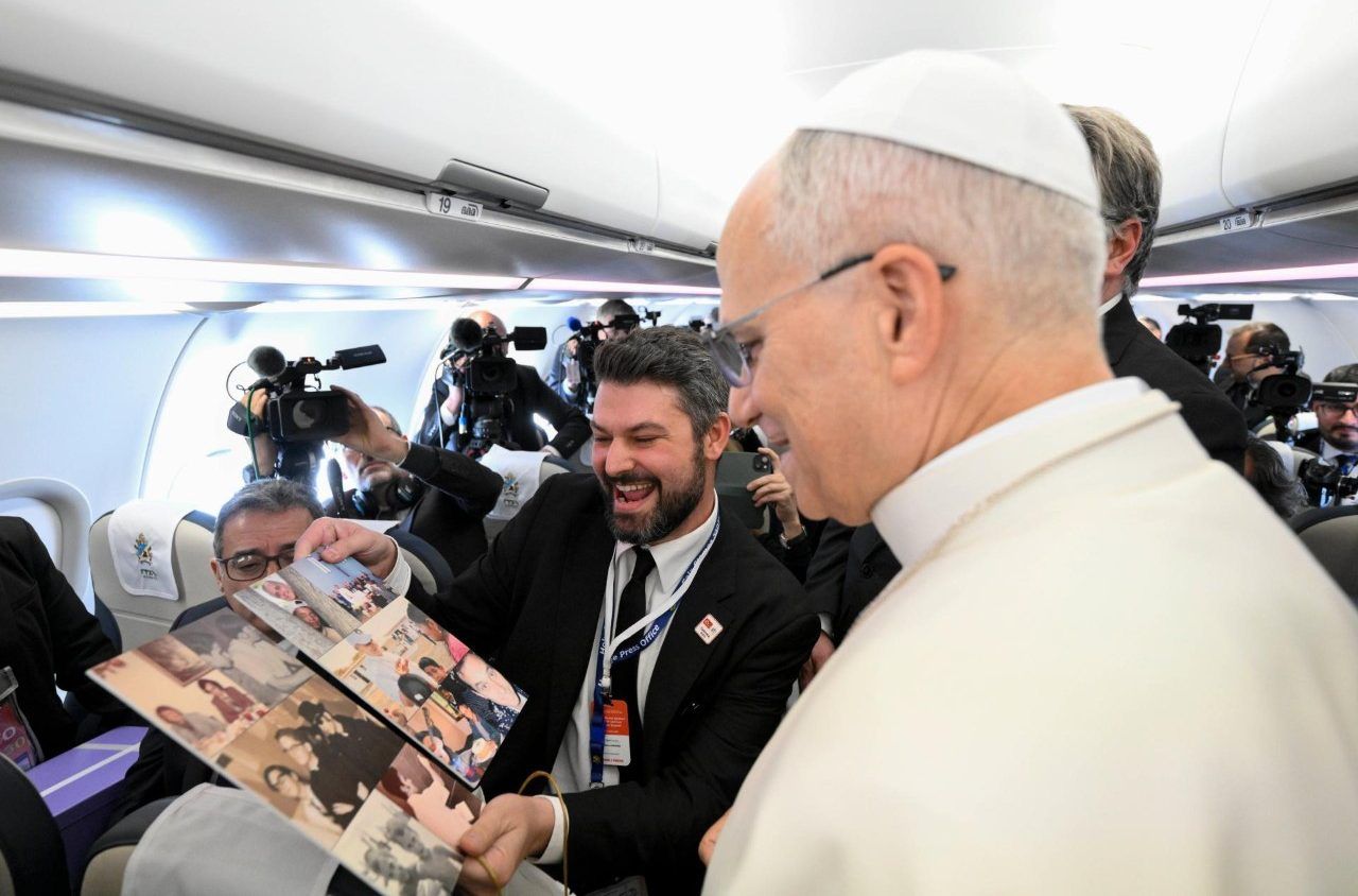 El Papa León en el avión que lo lleva a Turquía y el Líbano
