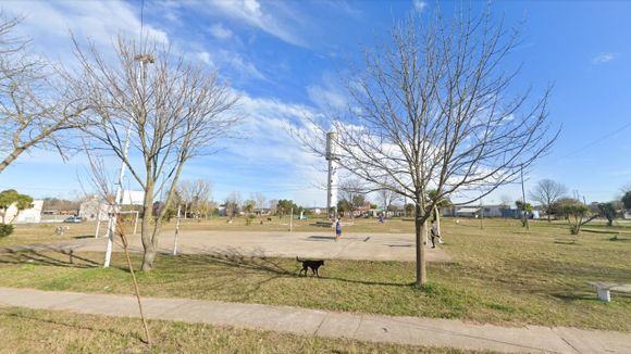 Reclaman el arreglo de una plaza en el barrio Hipódromo