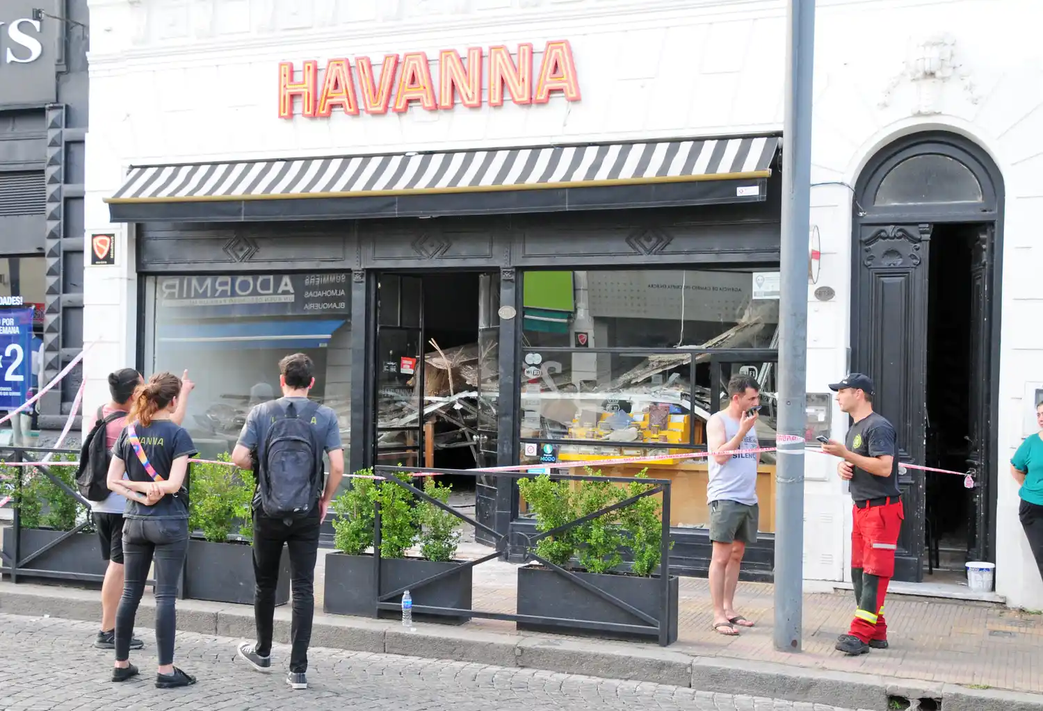 Se cayó el techo del local de Havanna de Tandil.(Foto captura video de vecino)
