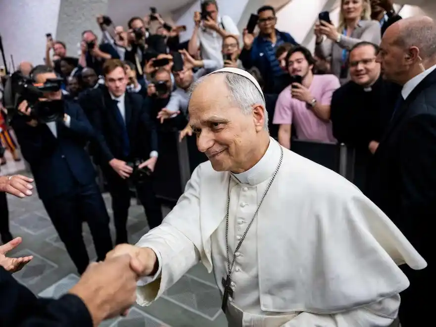 El papa León XIV celebra una audiencia con representantes de los medios de comunicación en el aula Pablo VI