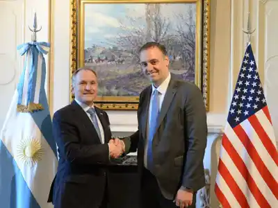 Manuel Adorni recibió a Peter Lamelas a la espera de los detalles del anuncio comercial con los Estados Unidos