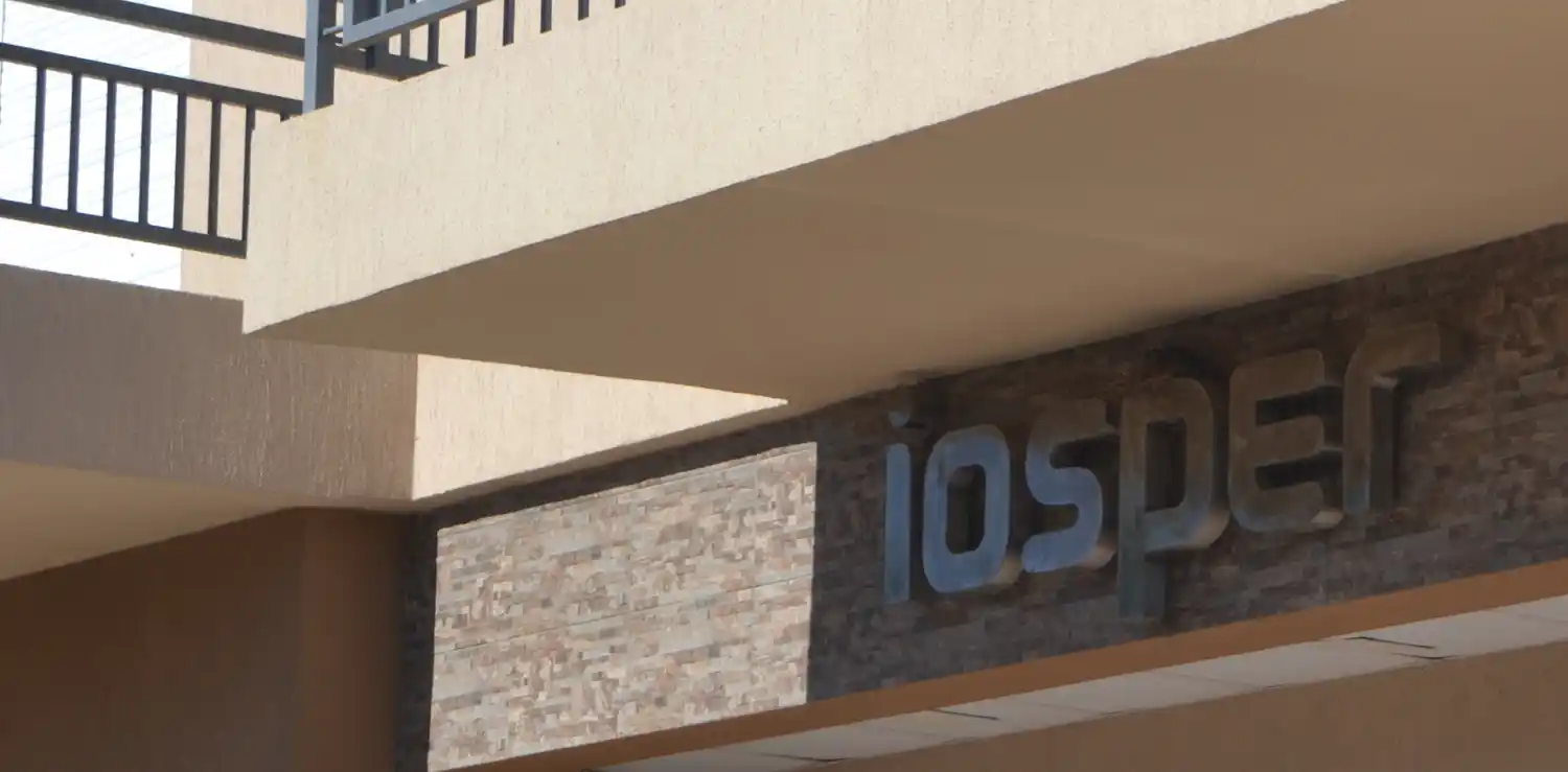 Ordenan a organismo reincorporar a empleada desplazada y capacitarse en género