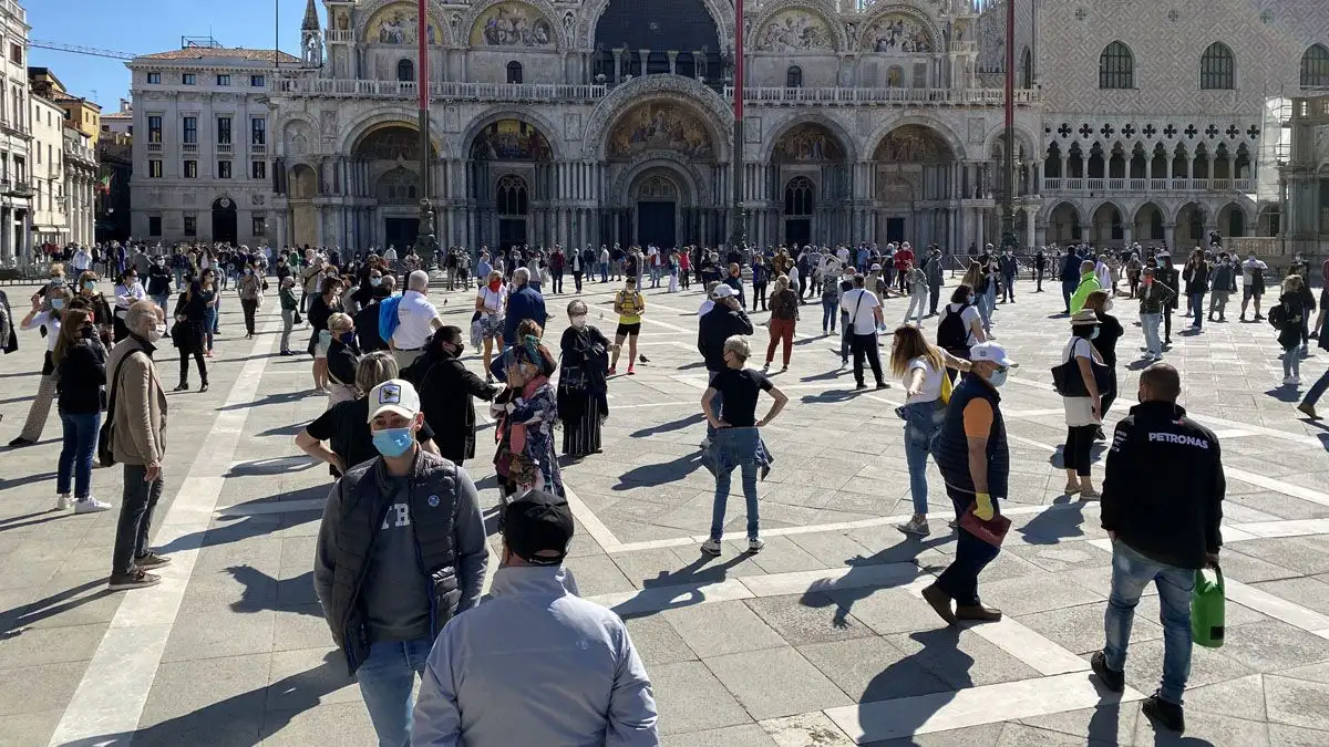 Tras iniciar la campaña de vacunación, Italia reabre los negocios hasta el miércoles