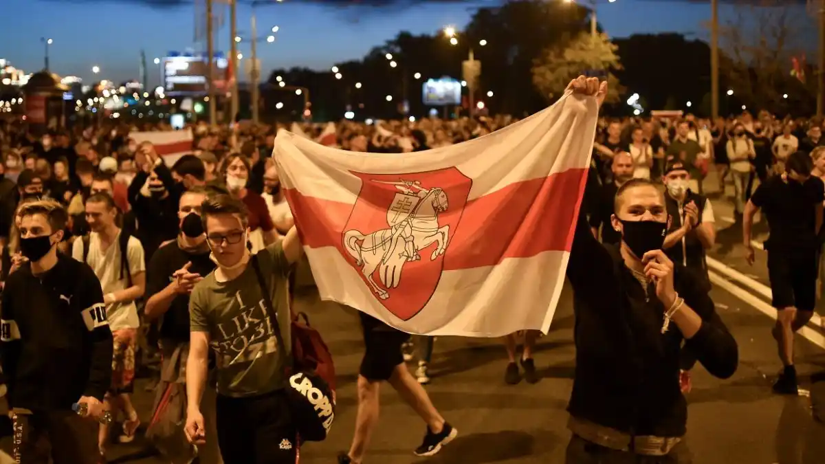 «TENSA CALMA», choque entre manifestantes tras resultados de presidenciales en Bielorrusia