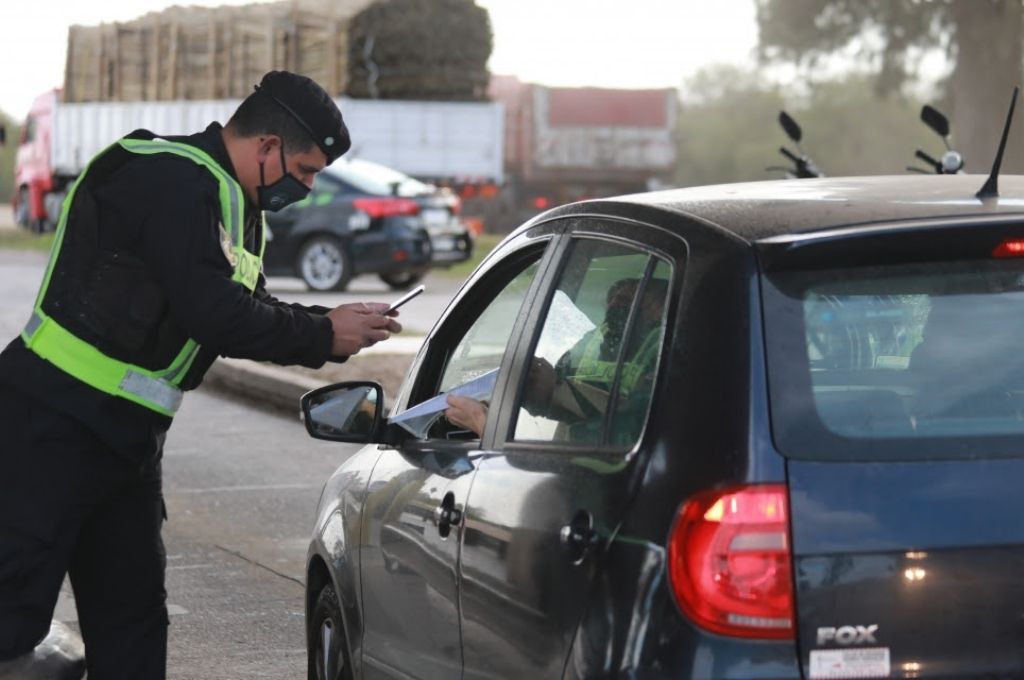 Exigen hisopado negativo a quienes ingresen a Santa Fe vía Paraná