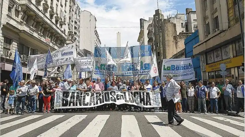 Un fallo ordenó pagar la cláusula gatillo a bancarios