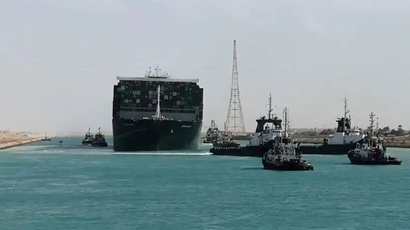 El canal de Suez restablece el tráfico tras conseguir reflotar el buque atascado