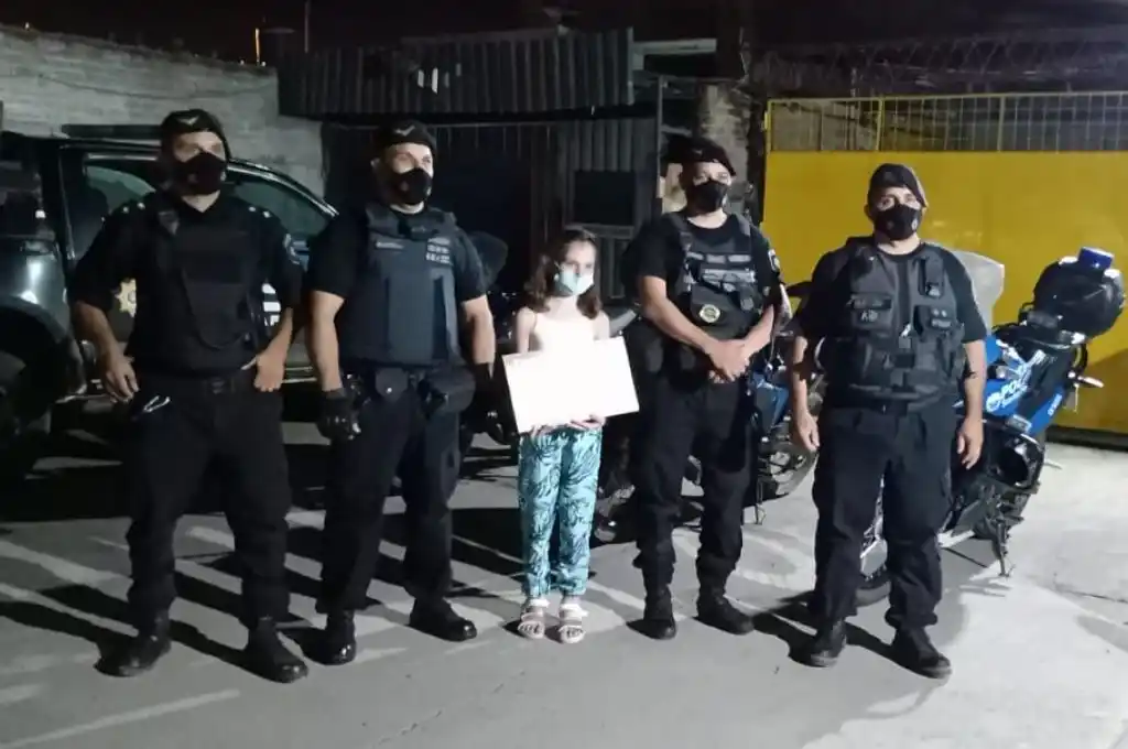 Emotivo encuentro: la niña picada por un alacrán agradeció a policías que la auxiliaron