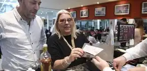 Luego de la polémica, Carrió buscó reivindicarse con las propinas