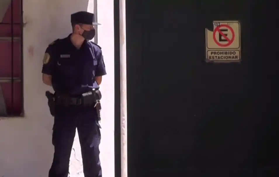 La increíble reacción de una vecina que se enojó porque le estacionaron un auto en el frente de su casa