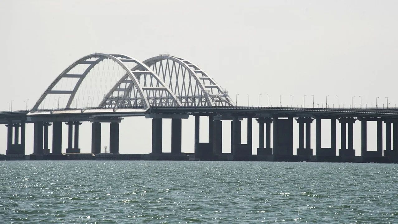 Ucrania informó que dañó gravemente el puente de Crimea