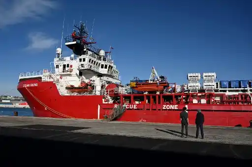 Tras desembarcar cerca de 400 migrantes, Italia inmoviliza un barco humanitario