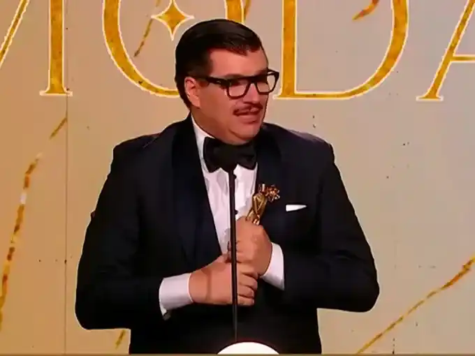 La emoción del entrerriano que ganó el Martín Fierro de la Moda: "Esto se va a Entre Ríos a desfilar en autobomba por todo el pueblo"