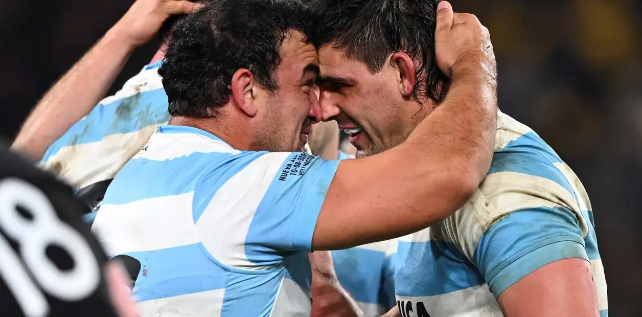 AgustÍn Creevy y Pablo Matera en el festejo del histórico triunfo ante Nueva Zelanda.