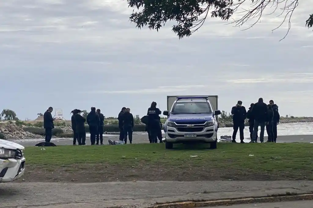 Buenos Aires: hallaron el cuerpo de un hombre atado de las manos a la orilla del río 