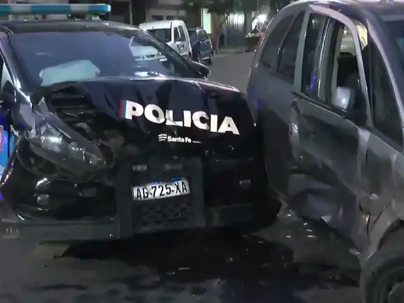 Un patrullero chocó contra un auto en el centro