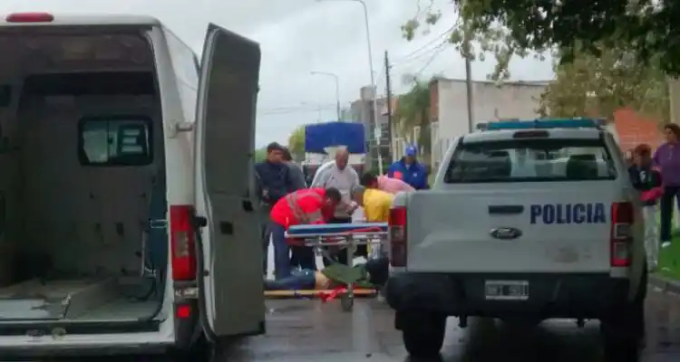 Cayó de su moto y fue embestido por un camión