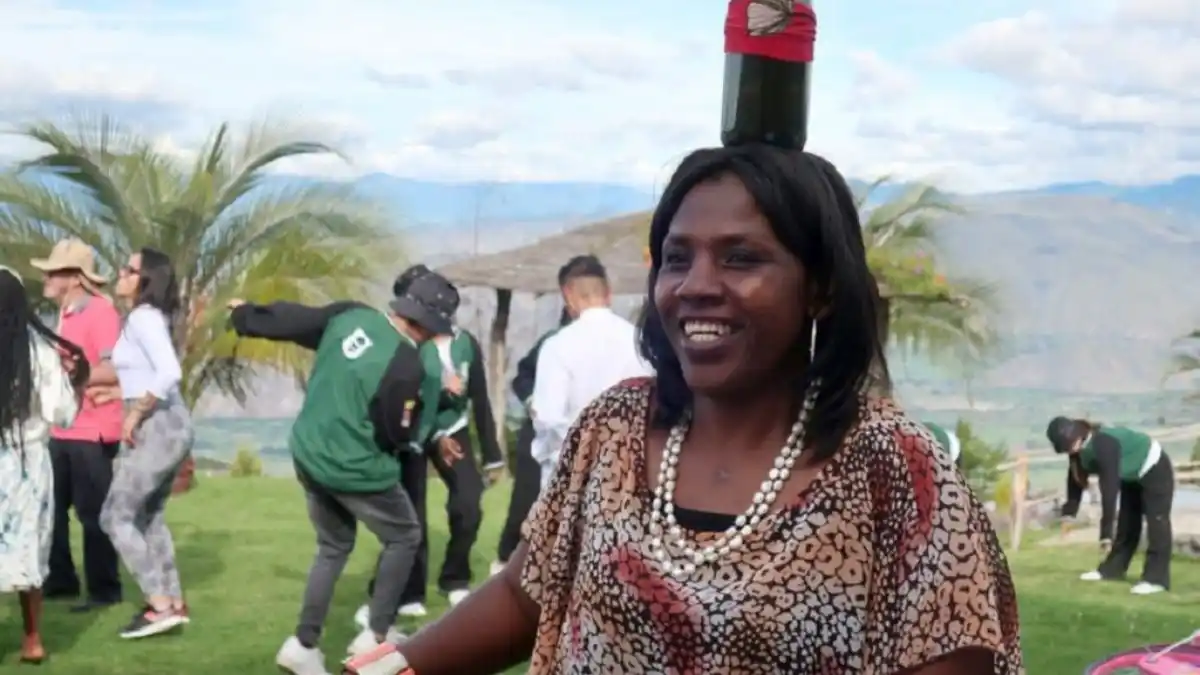 Vendedora de frutas y legumbres ha prestado apoyo a más de 50.000 venezolanos: LA LLAMAN MADRE CORAJE