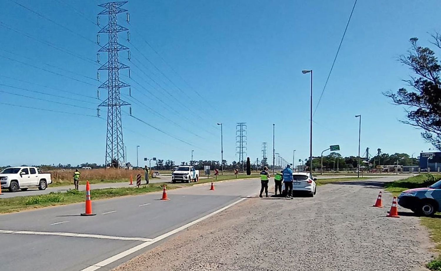 Controles a conductores de vehículos en acceso a Quequén