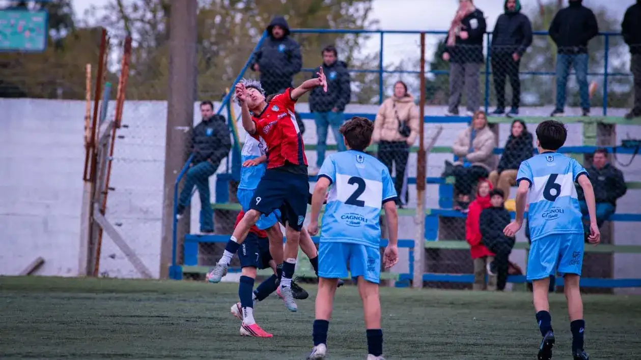 FOTO ANDRÉS AROUXET/INFOEME Ayersa (2) y Cascue (6), en el partido en Olavarría.