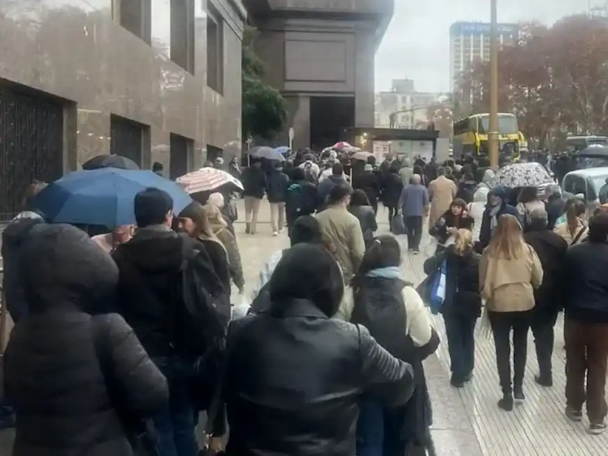 El personal debió ser retirado del edificio.