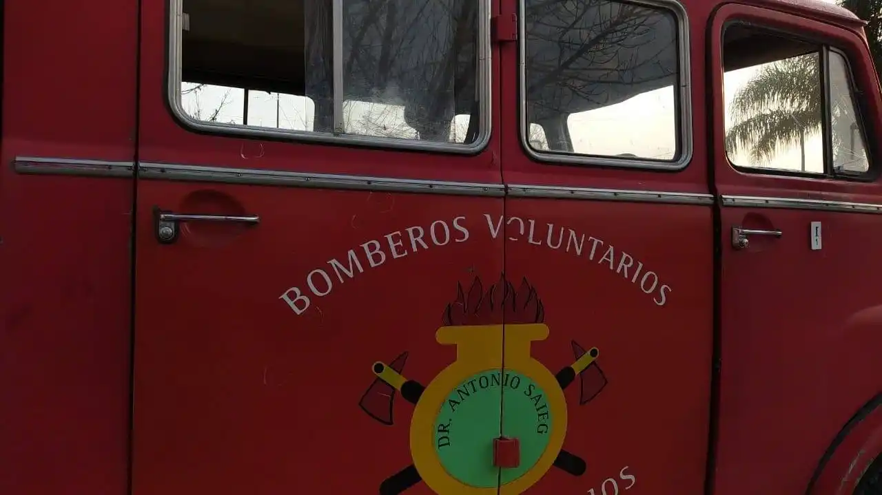 Hallaron a un hombre quemado dentro de un vehículo incendiado