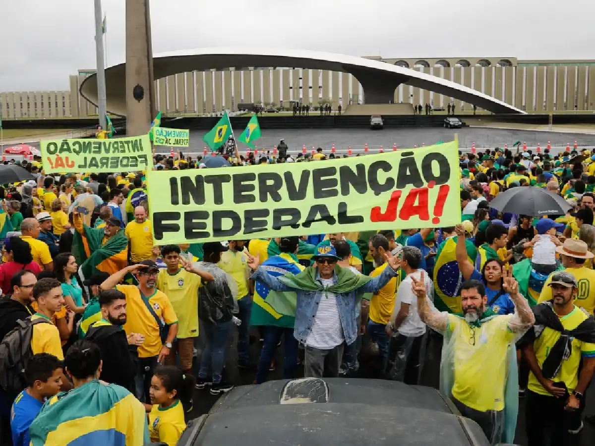 Alimentados por "fake news", bolsonaristas piden un golpe militar para que no asuma Lula