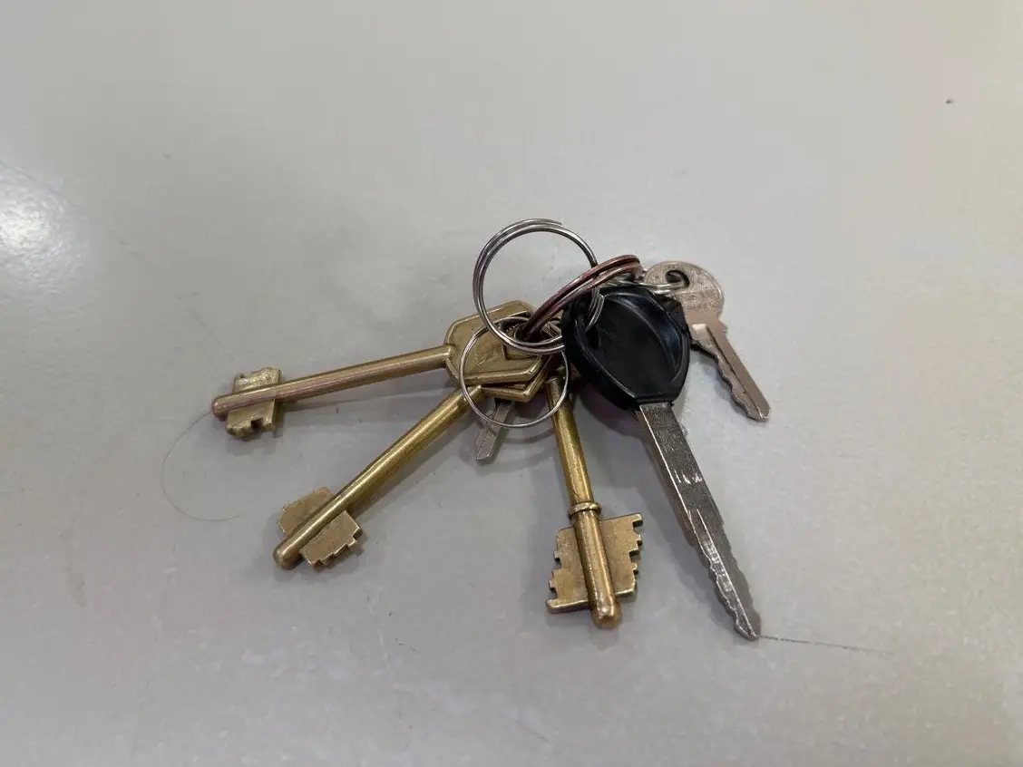 Juego de llaves encontrado en la zona del skatepark